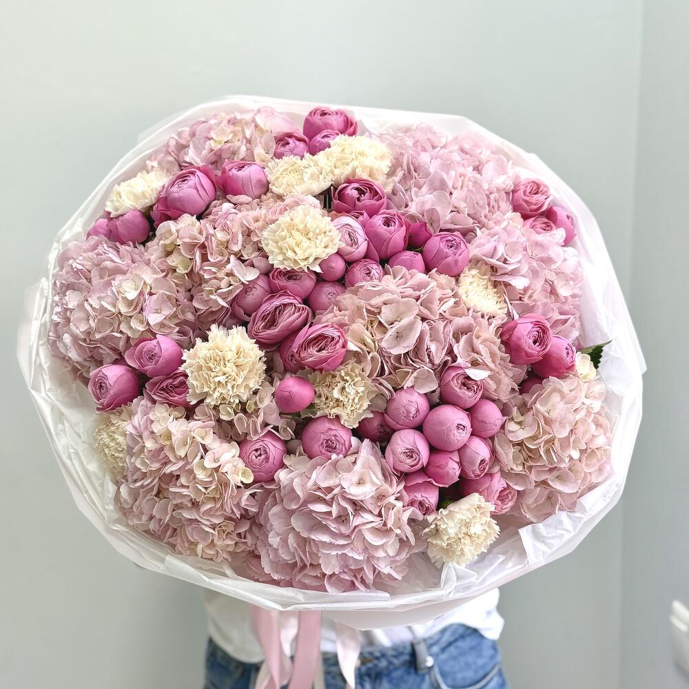 Шикарный букет из гортензий, кустовых роз и диантусов