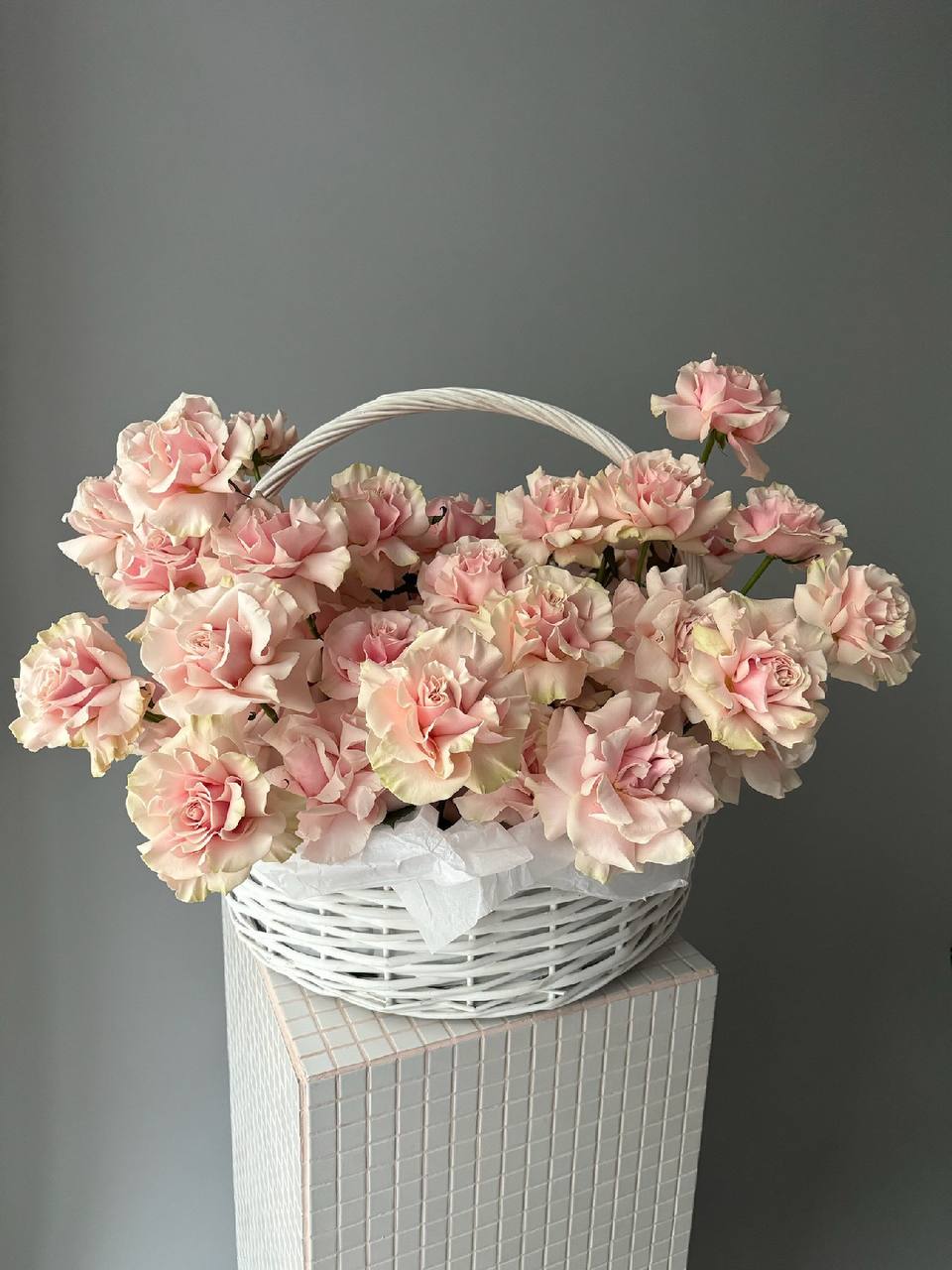 Корзина из 51 французской розы