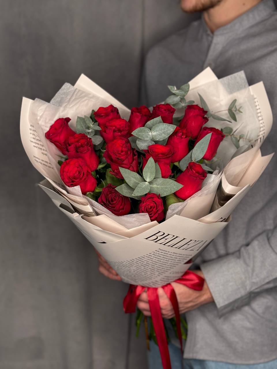 Букет из 15 роз Родос с эвкалиптом