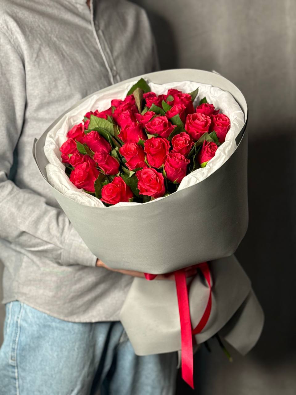 Букет из 31 малиновой розы №337
