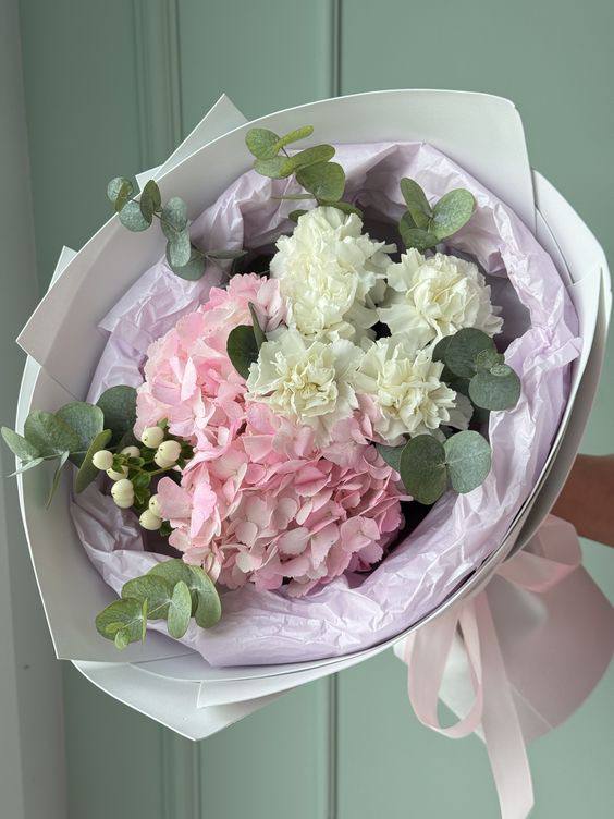 Небольшой букет с Гортензией и Диантусами