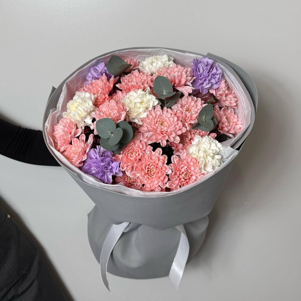 Букет с яркой хризантемой и диантусами