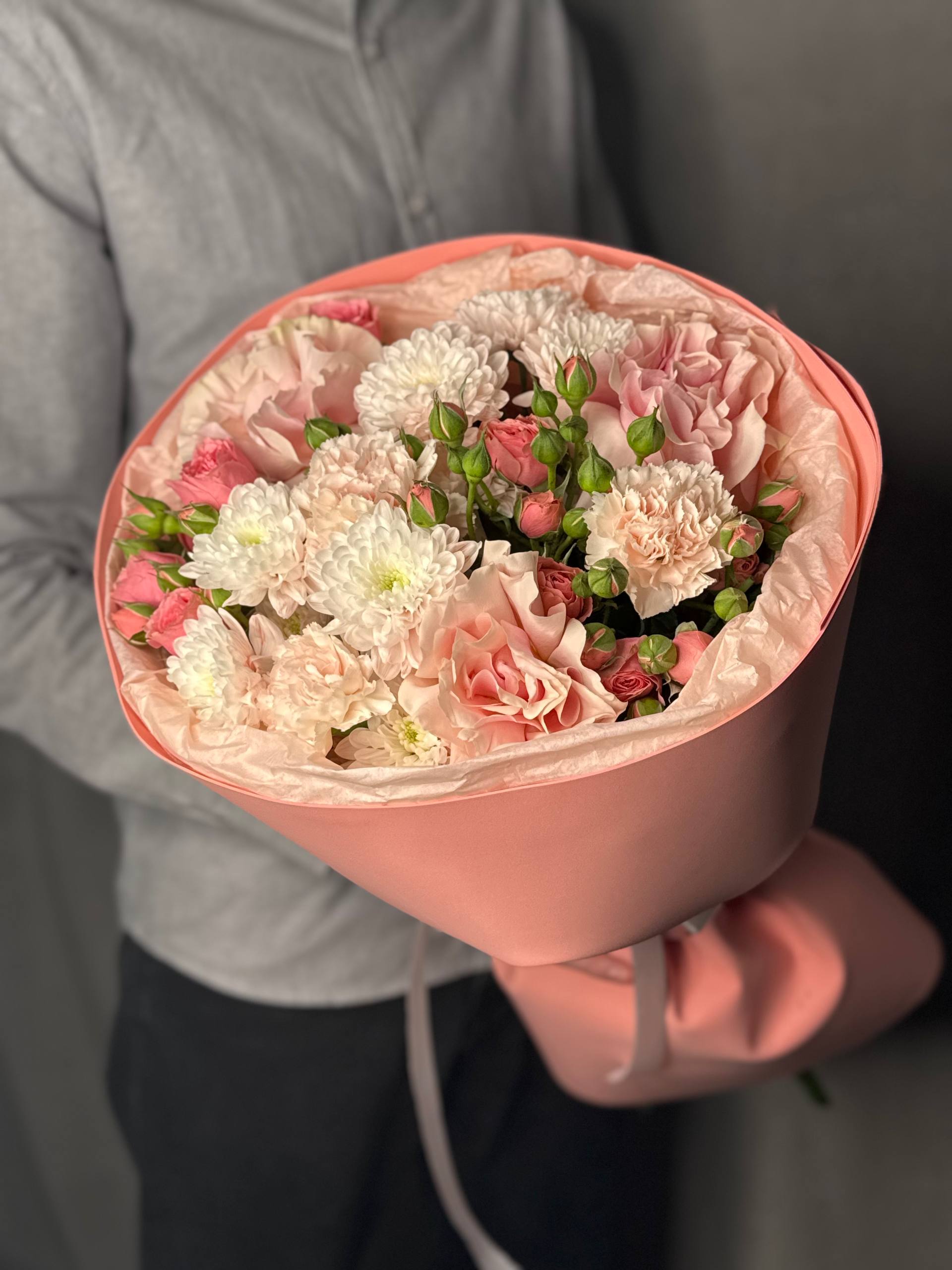 Букет с Французскими розами, хризантемой и кустовой розой