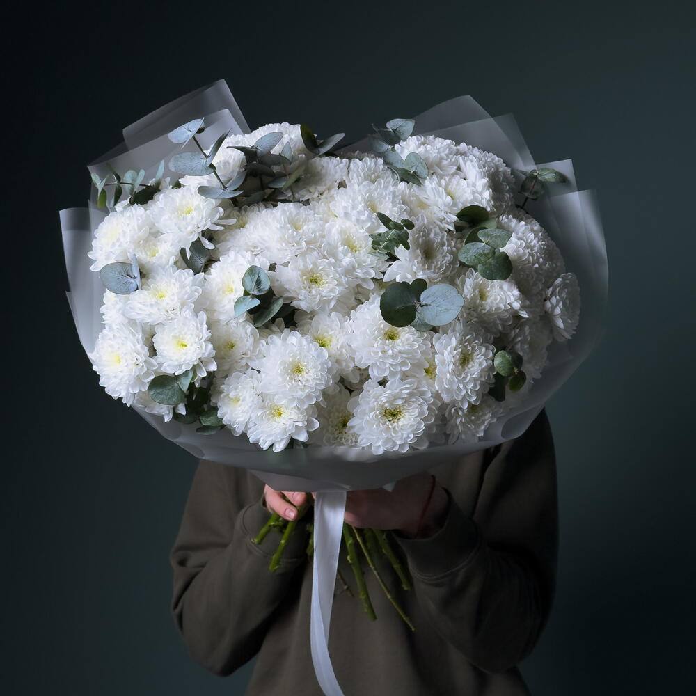 Хризантема Алтай белая с эвкалиптом 11шт